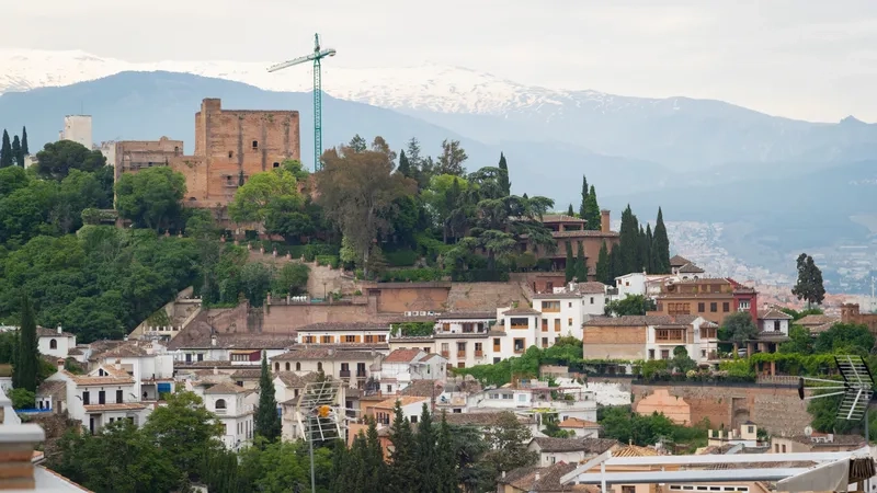 Granada yên bình trong buổi sớm mai