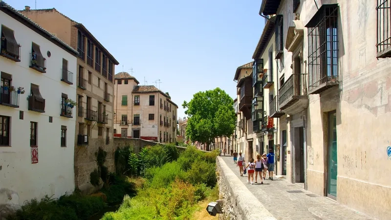 Ánh nắng ấm áp chan hòa khắp Granada