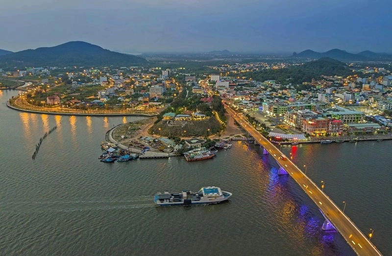 Chùa Tam Bảo nổi bật giữa phố Hà Tiên Kiên Giang