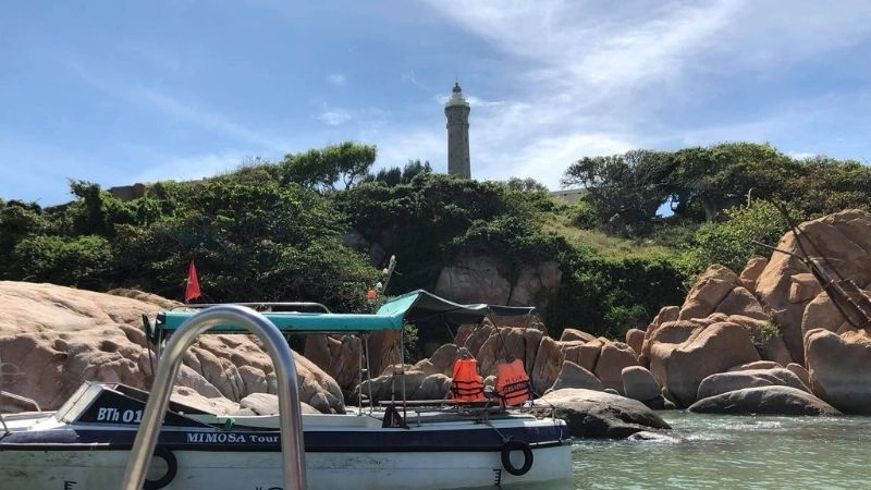 Cảnh biển Hải đăng Kê Gà xanh biếc và thơ mộng