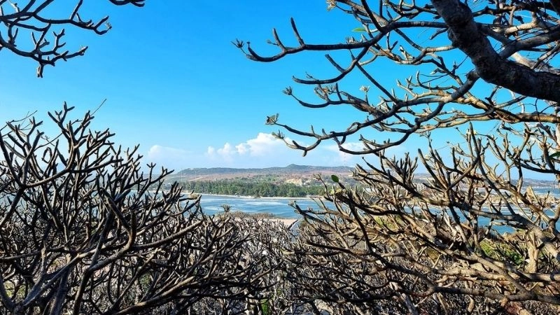 Ngọn hải đăng cổ trầm mặc giữa biển khơi