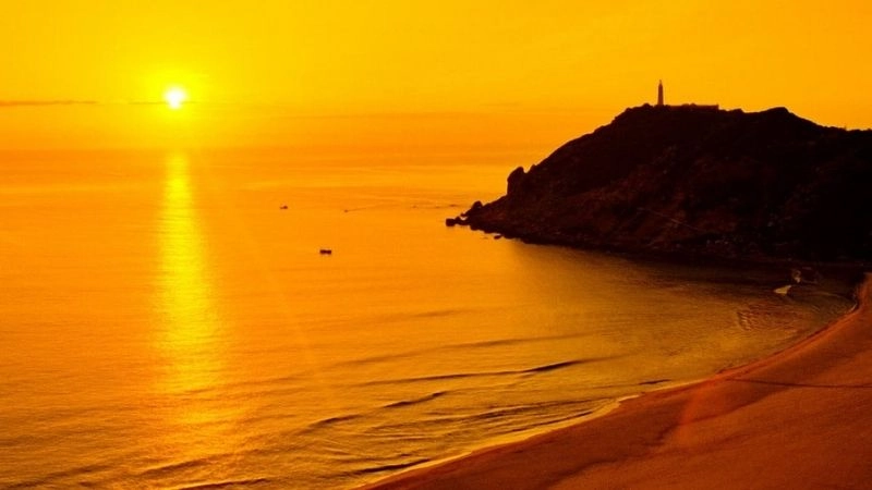 Hoàng hôn Mũi Điện nhuộm vàng bầu trời rộng lớn