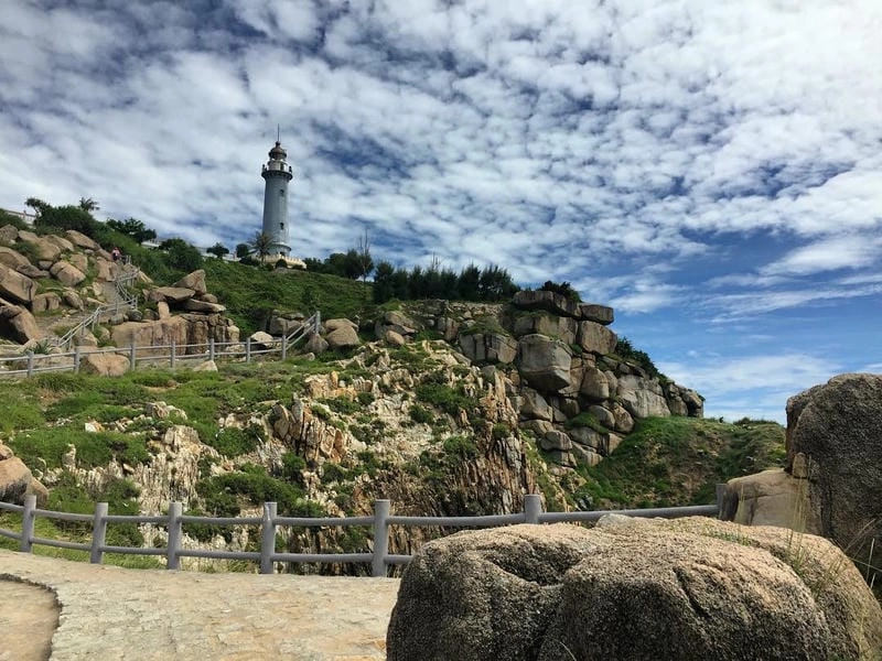 Hải đăng Mũi Điện Phú Yên rực rỡ trong ánh bình minh