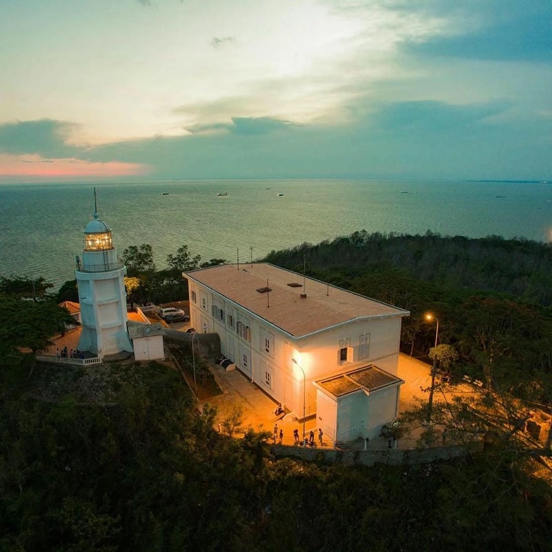 Hải đăng Vũng Tàu lung linh trên Núi Nhỏ bên biển