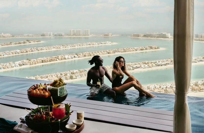 Cảm giác phiêu lưu tại Bể bơi 200m trên cao ở Dubai