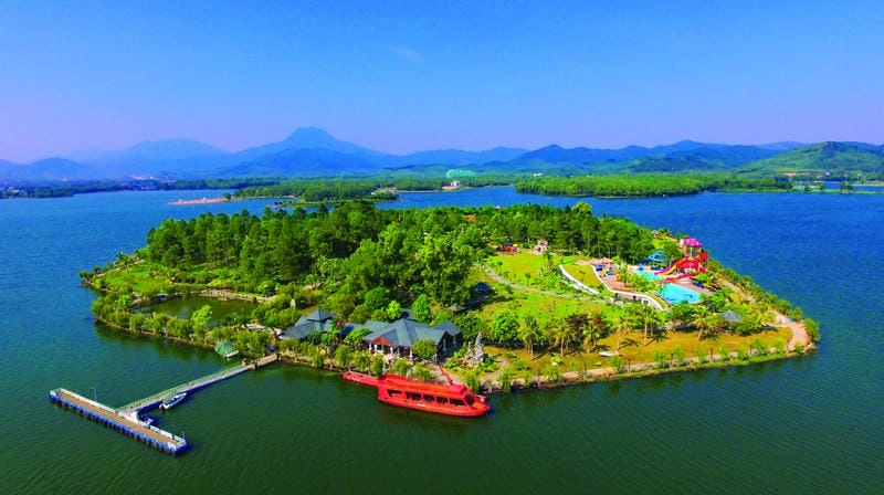 Mặt nước phẳng lặng tại Hồ Đại Lải Vĩnh Phúc