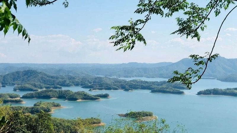 Cảnh quan Hồ Tà Đùng xanh mát hữu tình