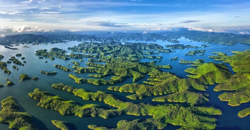 Hồ Tà Đùng Đắk Nông ảnh với mặt nước xanh ngọc giữa núi rừng