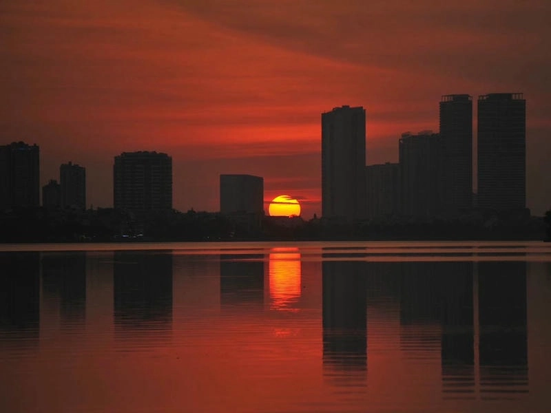 Hồ Tây Hà Nội yên bình trong ánh hoàng hôn