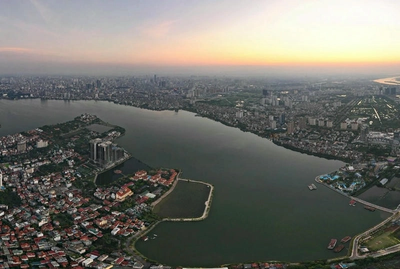 Cảnh Hồ Tây Hà Nội với làn nước xanh biếc