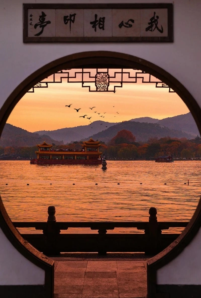 Hồ Tây Hàng Châu mang vẻ đẹp mùa thu tuyệt vời