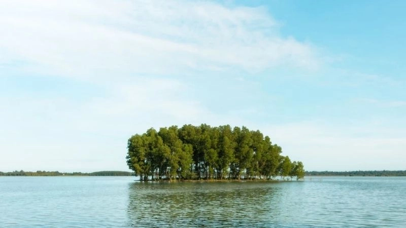 Bình yên Hồ Trị An giữa mây trời nước