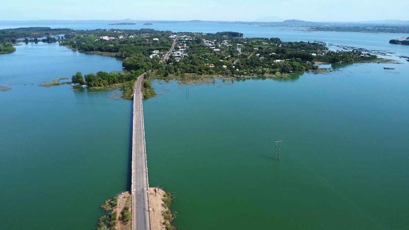 Thuyền nhỏ neo đậu bên Hồ Trị An Đồng Nai