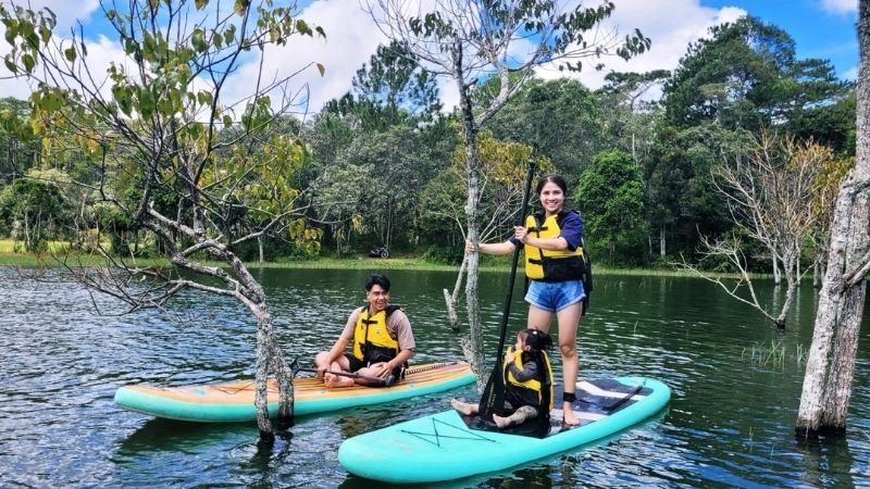 Cây xanh Hồ Tuyền Lâm tỏa bóng mát dịu