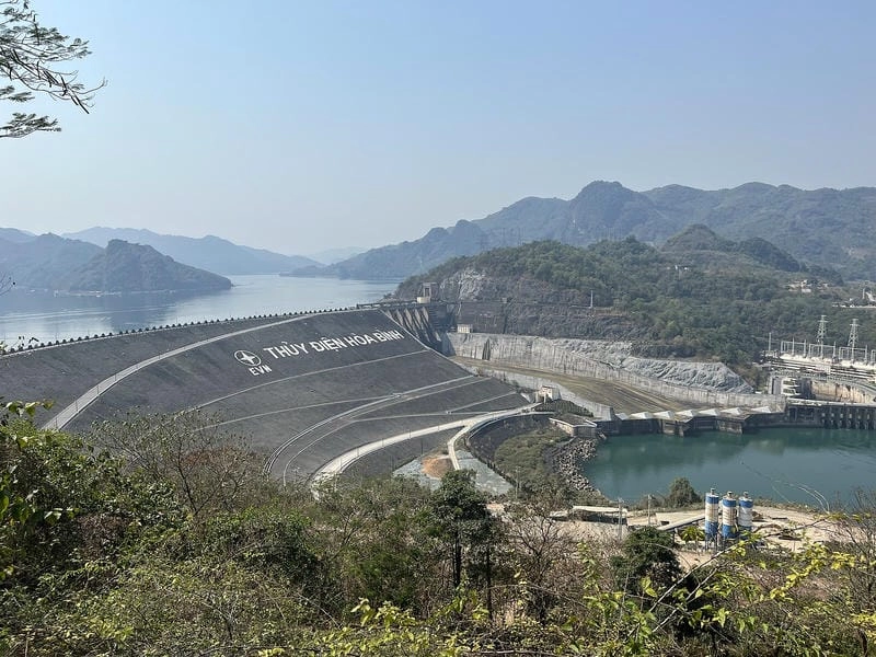 Ảnh Hòa Bình đẹp chụp từ đỉnh núi, cảnh quan hùng vĩ của đập thuỷ điện Hoà Bình