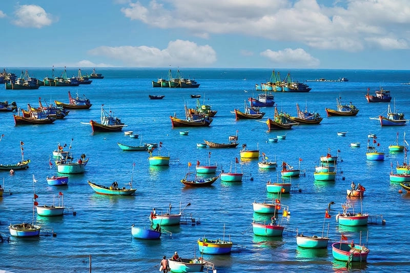 Hoàng hôn Mũi Né rực rỡ trên bãi biển xanh