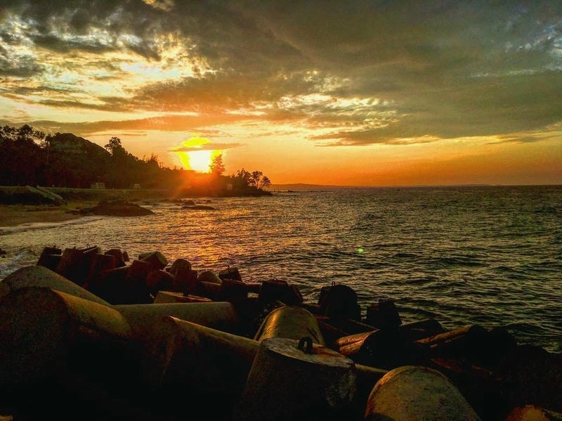 Hoàng hôn Phan Thiết rực rỡ trên bãi biển Rạng