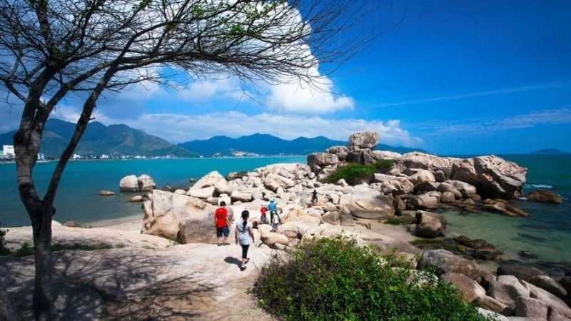 Cảnh biển Hòn Chồng Hòn Vợ xanh trong tuyệt mỹ