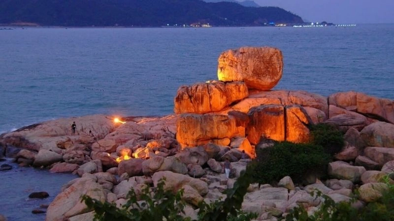 Thiên nhiên Hòn Chồng Hòn Vợ hoang sơ quyến rũ