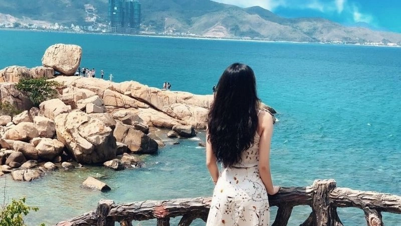 Đá Hòn Chồng Hòn Vợ kỳ thú giữa biển xanh