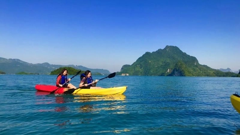 Nước biển Hòn Mun trong xanh như ngọc bích