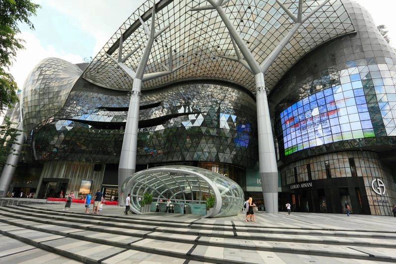 Khung cảnh hiện đại của ION Orchard Singapore từ bên ngoài nhìn vào