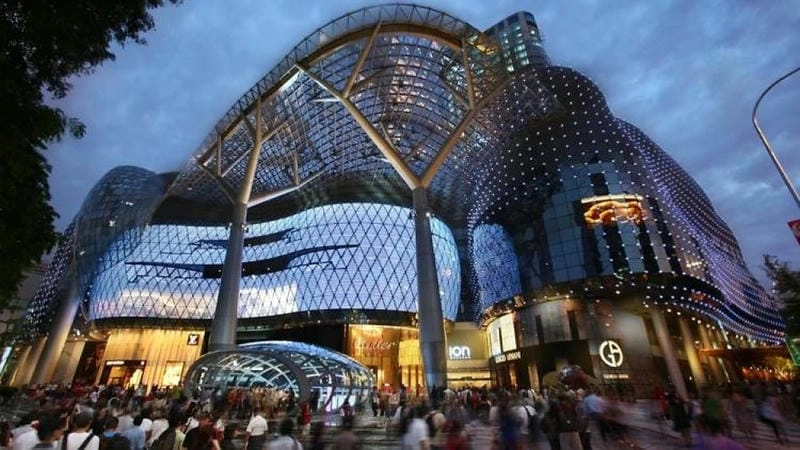 Dãy cửa hàng thời trang và thương hiệu nổi tiếng trong ION Orchard