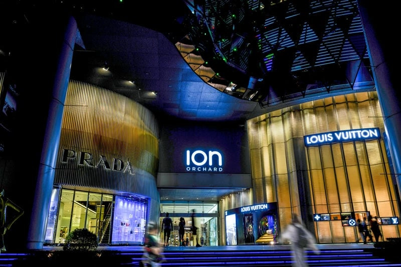 ION Orchard rực rỡ với hệ thống đèn màu lung linh khi màn đêm buông xuống