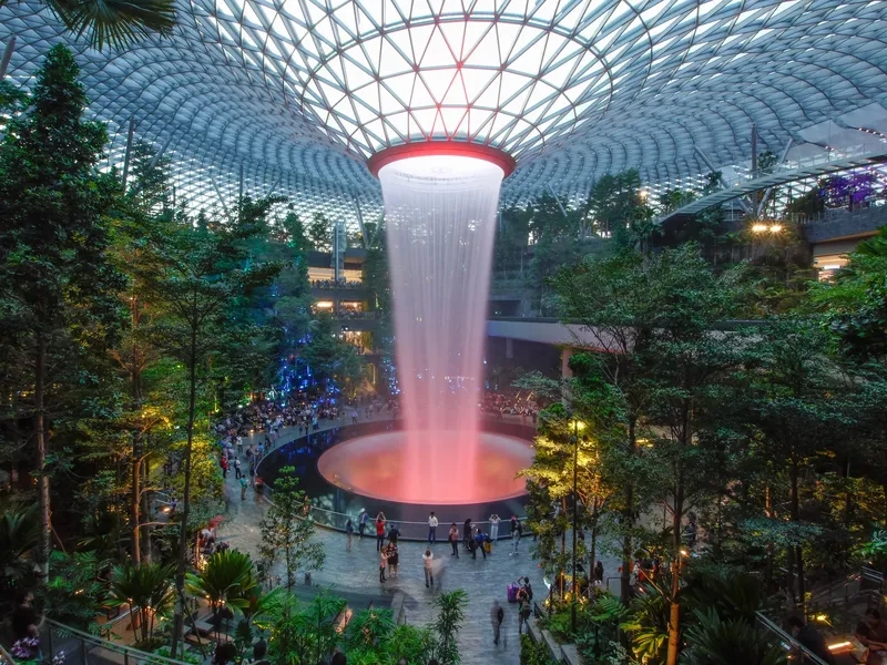 Ngắm thác nước huyền ảo tại Jewel Changi Airport