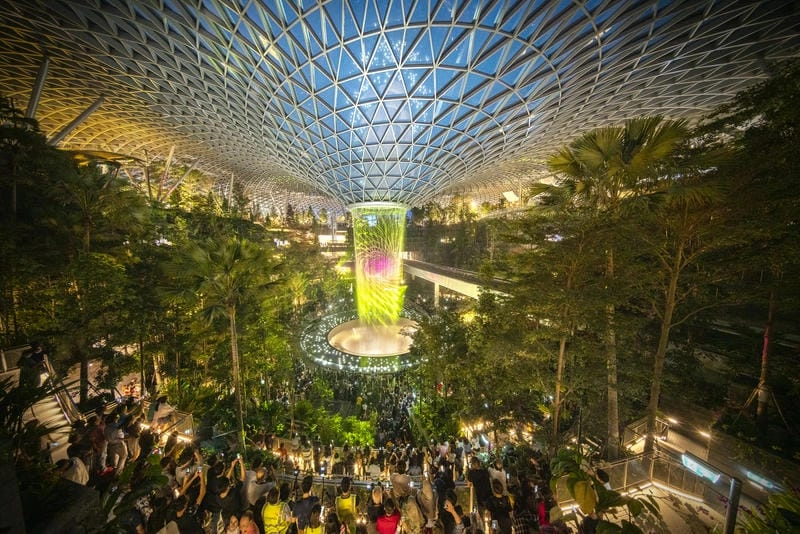 Khung cảnh toàn cảnh Jewel Changi với thác Rain Vortex biểu tượng