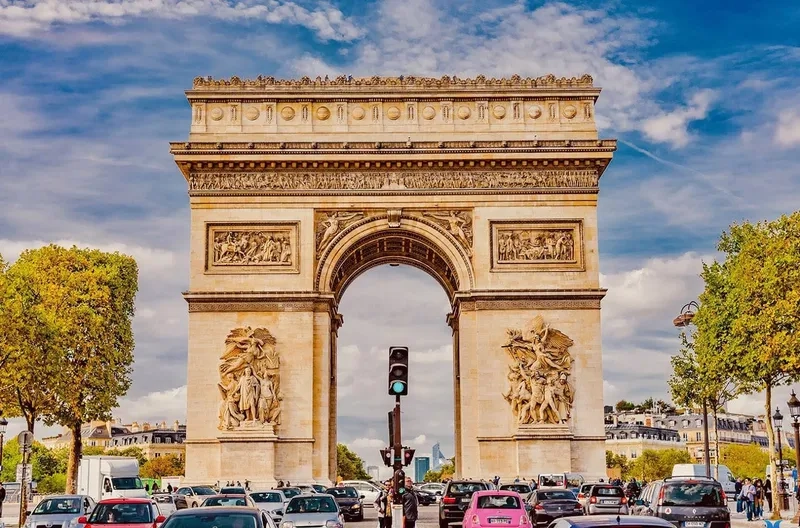 Khải Hoàn Môn đứng sừng sững giữa thủ đô nước Pháp