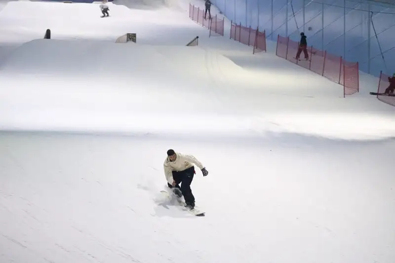 Thử trượt ván tại Khu trượt tuyết trong nhà Ski Dubai