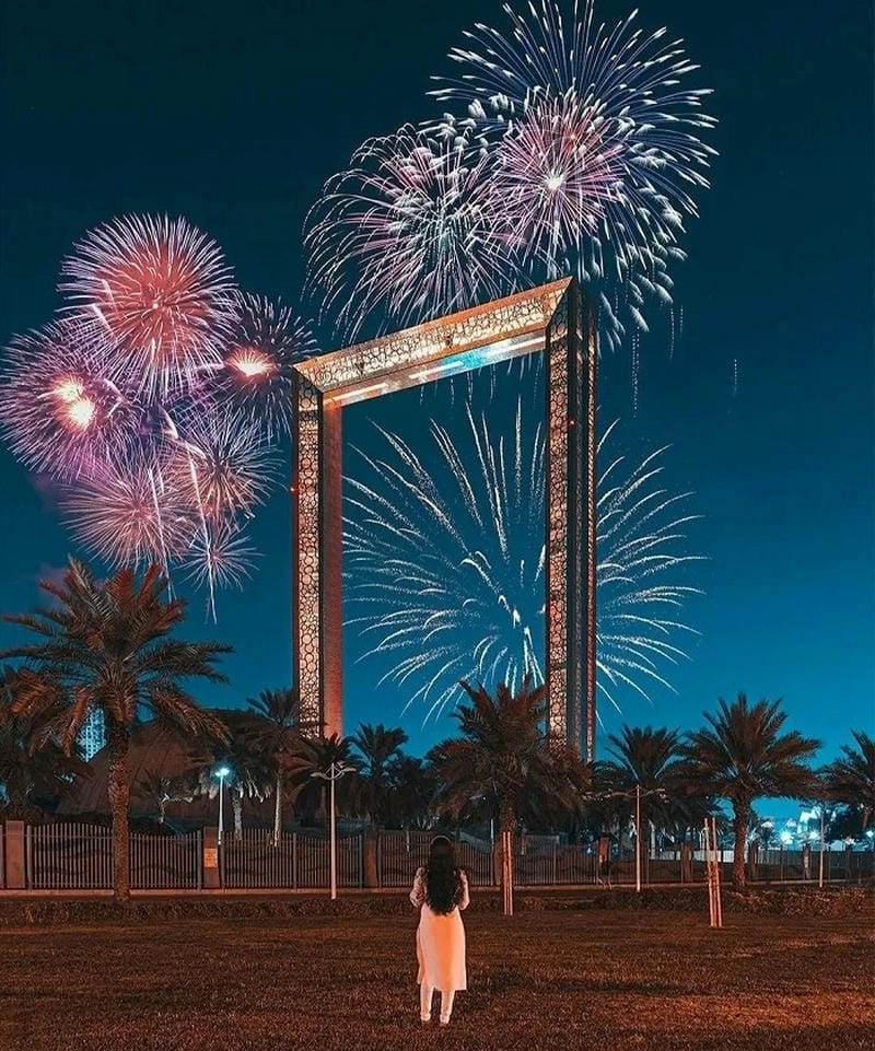 Khung Dubai về đêm lung linh với ánh sáng rực rỡ