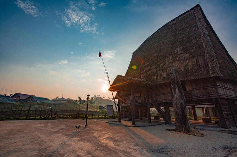 Nhà rông truyền thống tại Làng Kon Tum