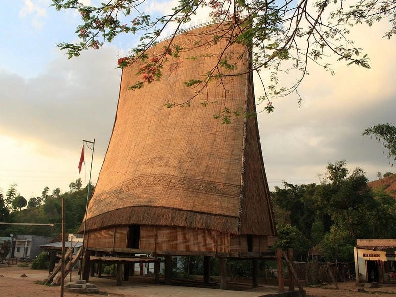 Nhà dài truyền thống tại Văn hóa Tây Nguyên Kon Tum