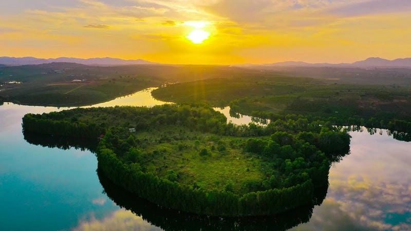 Hoàng hôn vàng trên Hồ Tuyền Lâm Lâm Đồng