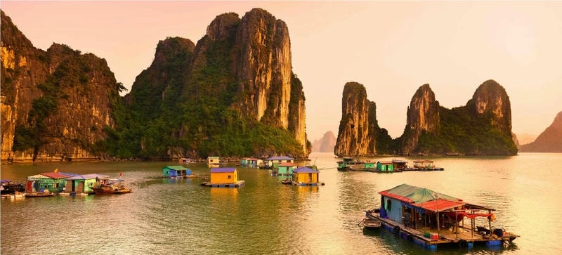 Làng chài Hạ Long lung linh ánh đèn về đêm