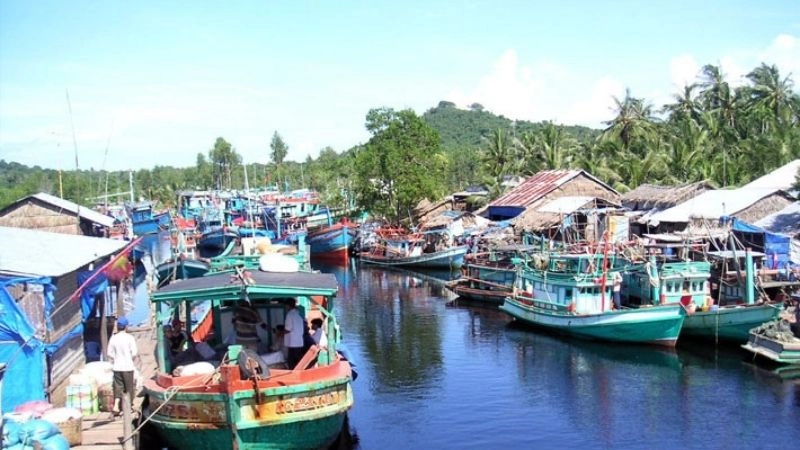 Thiên nhiên Làng chài Hàm Ninh xanh mát hiền hòa