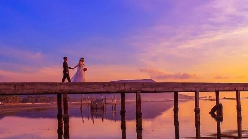 Hoàng hôn Làng chài Hàm Ninh rực rỡ mặt biển