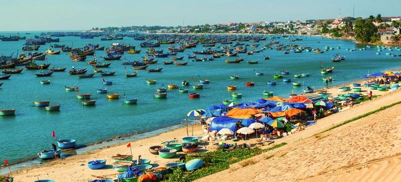 Làng chài Phan Thiết yên bình bên bờ biển Mũi Né