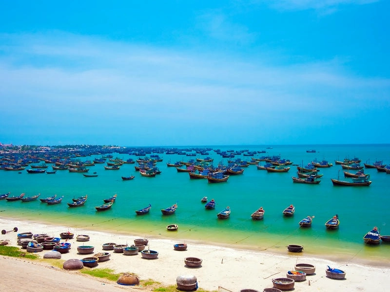 Thuyền bè tấp nập ở làng chài Phan Thiết