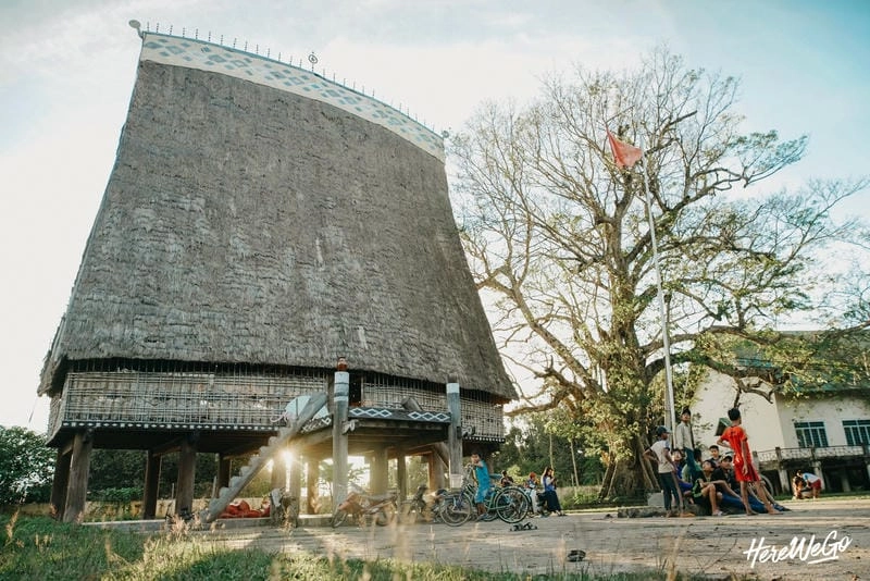 Làng Kon K’tu Kon Tum trong ánh bình minh