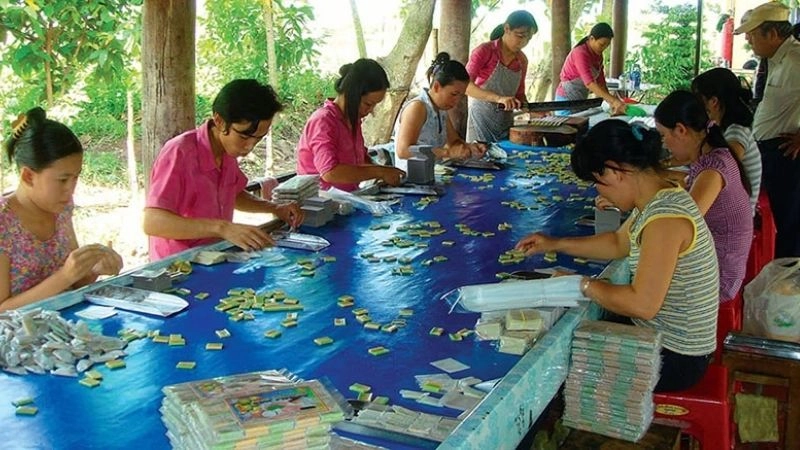 Sản xuất kẹo dừa Bến Tre tinh tế và công phu