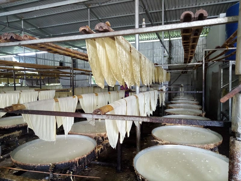 Khói lò nghi ngút ở làng nghề gốm Vĩnh Long