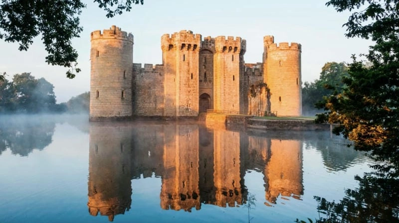 Toàn cảnh Lâu đài Bodiam nhìn từ trên cao hùng vĩ