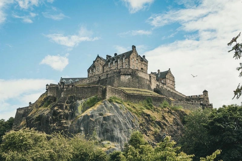 Lâu đài Edinburgh Scotland là biểu tượng lịch sử nổi tiếng