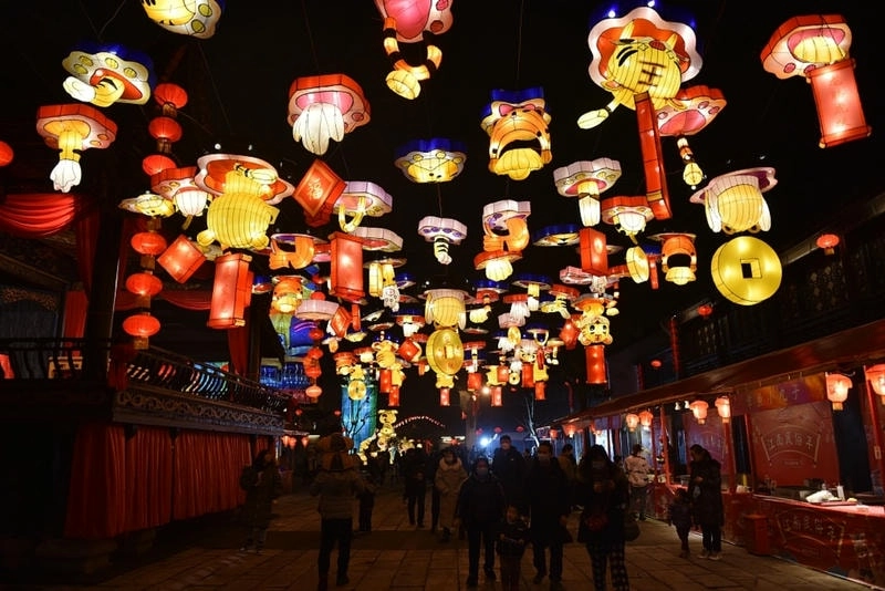 Không khí lễ hội đèn lồng Hội An bên sông Hoài