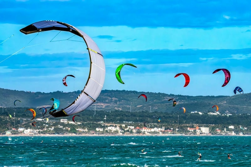 Lướt ván diều Mũi Né dưới bầu trời rực nắng