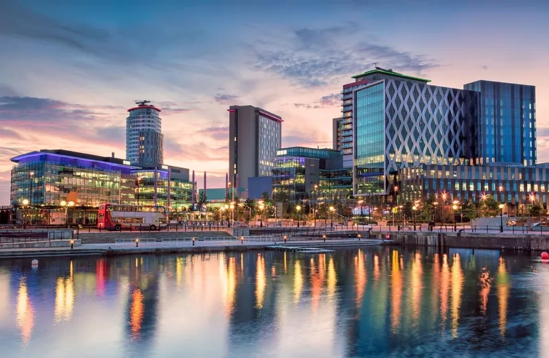 Manchester luôn rực rỡ dưới ánh hoàng hôn vàng