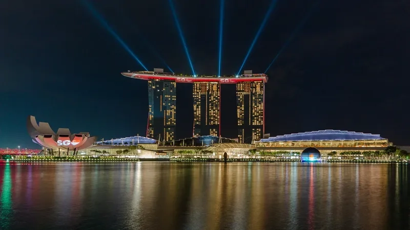 Marina Bay Sands rực rỡ giữa đêm Singapore